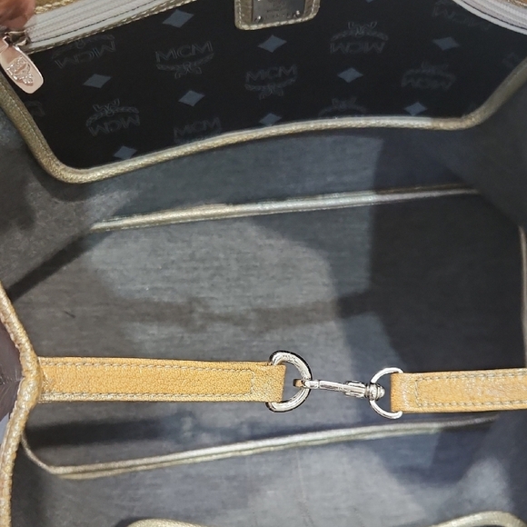 🔹️MCM 🔹️Black Princess Lion Tote Bag With Mcm Tassle Bag Charm - Picture 12 of 14